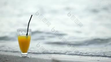 鸡尾酒与稻草在海滩与海浪冲刷海岸和玻璃暑假